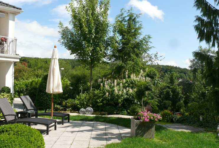 Petra Hirsch - Gartenplanung - Garten oberhalb einer Böschung