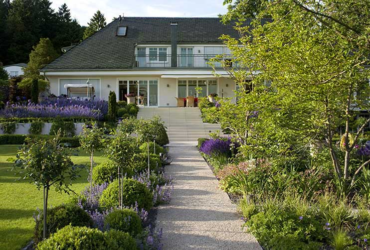 Petra Hirsch - Gartenplanung - Villengarten mit Schwung