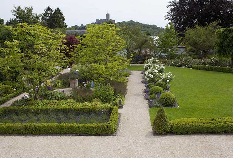 Petra Hirsch - Gartenplanung - Villengarten mit Schwung