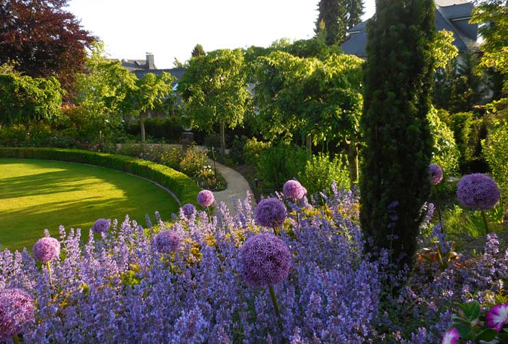 Petra Hirsch - Gartenplanung - Villengarten mit Schwung