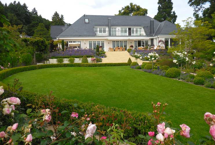 Petra Hirsch - Gartenplanung - Villengarten mit Schwung